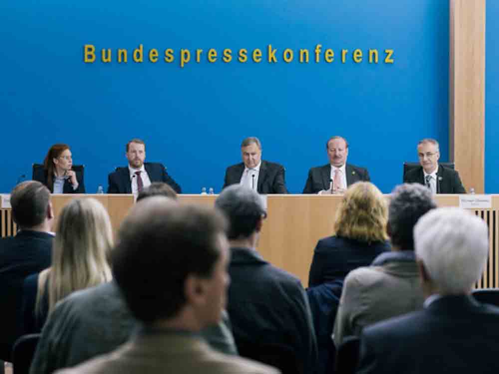 ZDF Magazin Royale präsentiert: Die Innenministerkonferenz. Ein fiktionales Special am 16. Dezember 2022 ZDF Magazin Royale präsentiert: Die Innenministerkonferenz. Ein fiktionales Special am 16. Dezember 2022