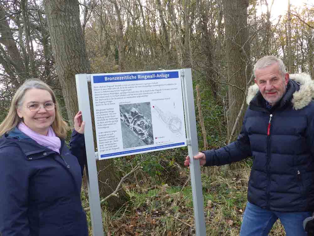 Cuxhaven, bronzezeitliche Ringwall Anlage, neues Hinweisschild in Duhnen macht aufmerksam auf einzigartiges Kulturerbe Cuxhaven, bronzezeitliche Ringwall Anlage, neues Hinweisschild in Duhnen macht aufmerksam auf einzigartiges Kulturerbe