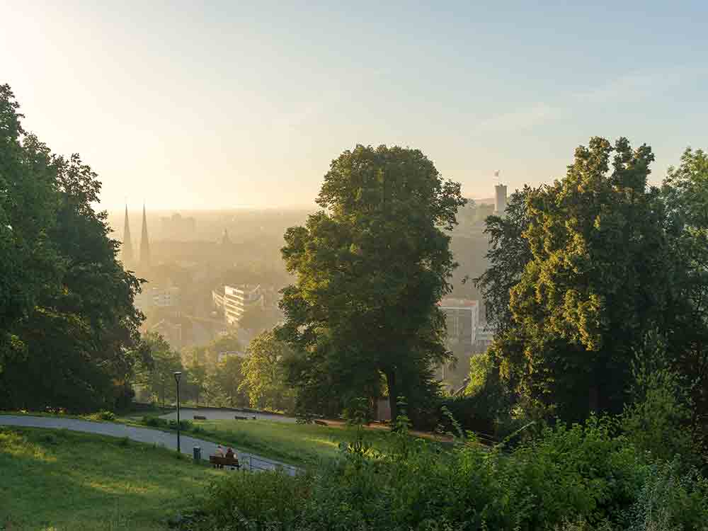 Was macht Bielefeld attraktiv? Analyse einer Online Befragung ermittelt die Top Faktoren für Stadtmarketing, Politik und Verwaltung Was macht Bielefeld attraktiv? Analyse einer Online Befragung ermittelt die Top Faktoren für Stadtmarketing, Politik und Verwaltung