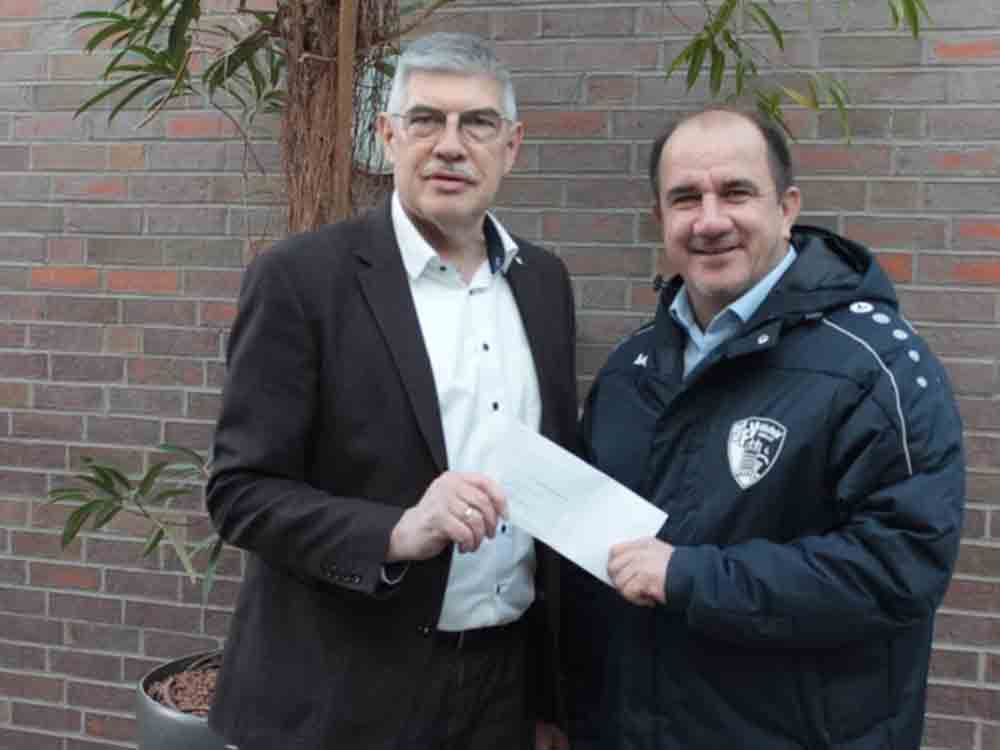 1.200 mal im Jahr ist der Platz belegt, Landrat Manfred Görig übergibt dem JFV Alsfeld eine Spende der OVAG für den Spiel und Trainingsbetrieb 1.200 mal im Jahr ist der Platz belegt, Landrat Manfred Görig übergibt dem JFV Alsfeld eine Spende der OVAG für den Spiel und Trainingsbetrieb