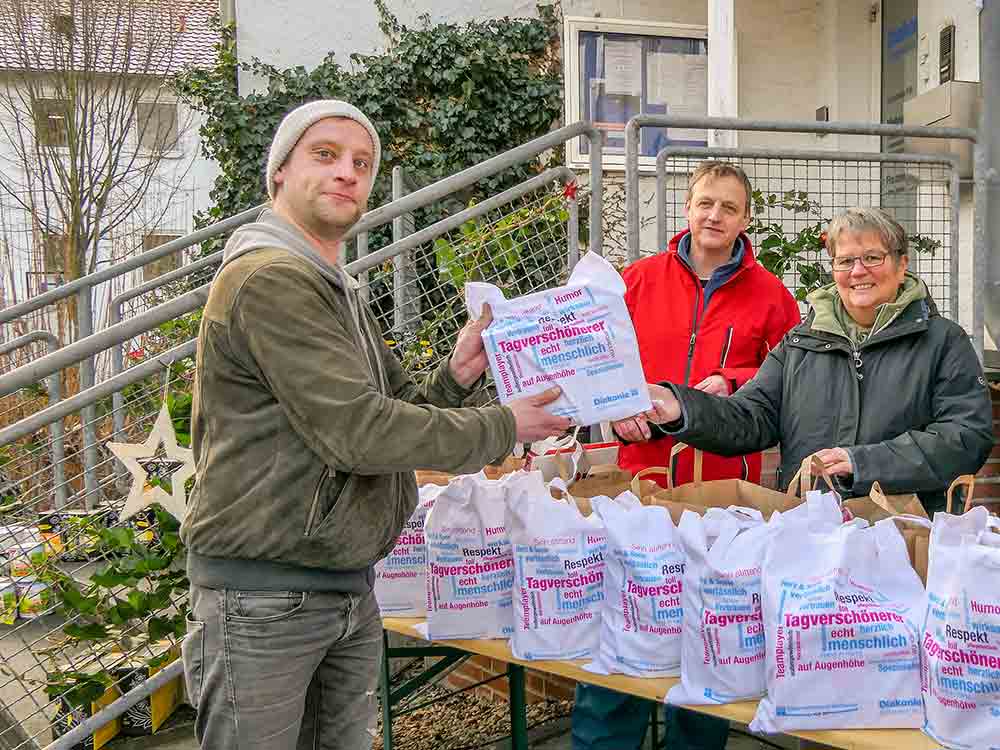 Diakonie Gütersloh, Weihnachtspakete im Wert von 4.000 Euro verschenkt, Wohnungslosenhilfe der Diakonie Gütersloh veranstaltet Weihnachtsmarkt für bedürftige Menschen Diakonie Gütersloh, Weihnachtspakete im Wert von 4.000 Euro verschenkt, Wohnungslosenhilfe der Diakonie Gütersloh veranstaltet Weihnachtsmarkt für bedürftige Menschen
