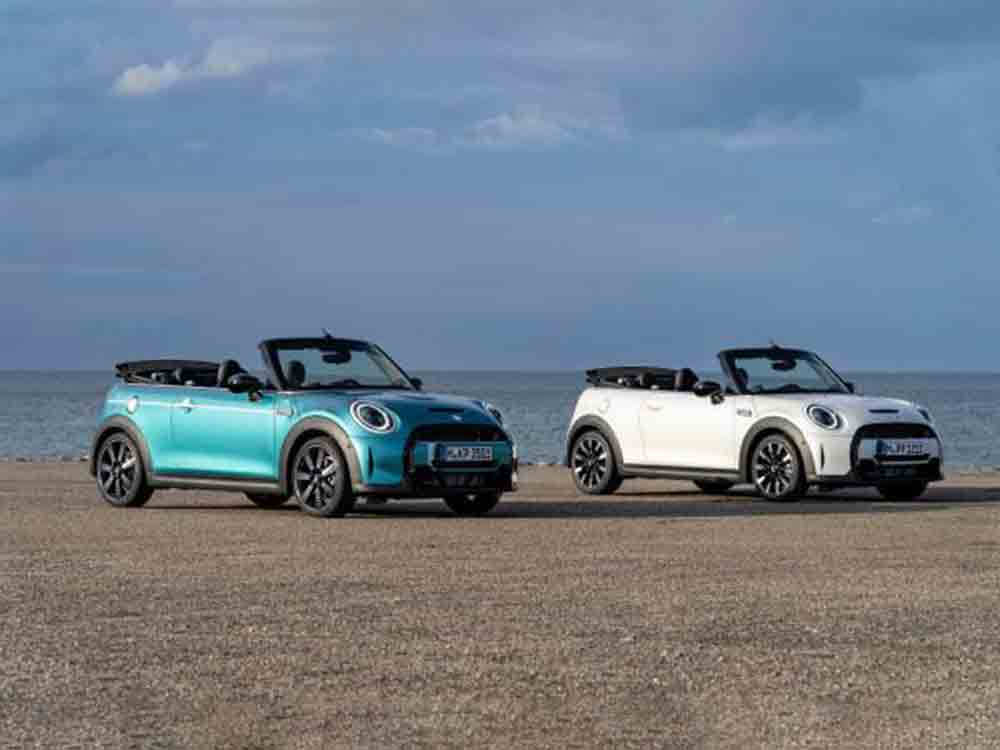 Blau wie das Meer, traumhaft Weiß wie der Strand: Das Mini Cabrio in der Seaside Edition. Blau wie das Meer, traumhaft Weiß wie der Strand: Das Mini Cabrio in der Seaside Edition.