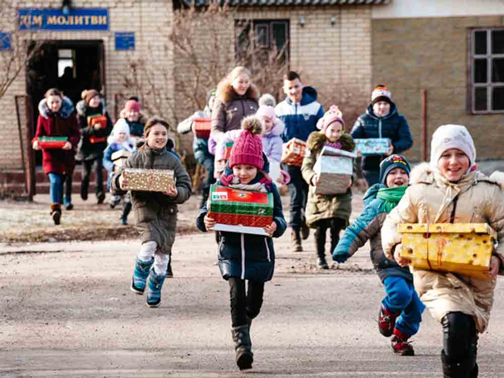 Samaritan’s Purse, Weihnachten im Schuhkarton schenkt Hoffnung in Krisenzeiten, 291.554 bedürftige Kinder erhalten Schuhkartongeschenke Samaritan’s Purse, Weihnachten im Schuhkarton schenkt Hoffnung in Krisenzeiten, 291.554 bedürftige Kinder erhalten Schuhkartongeschenke
