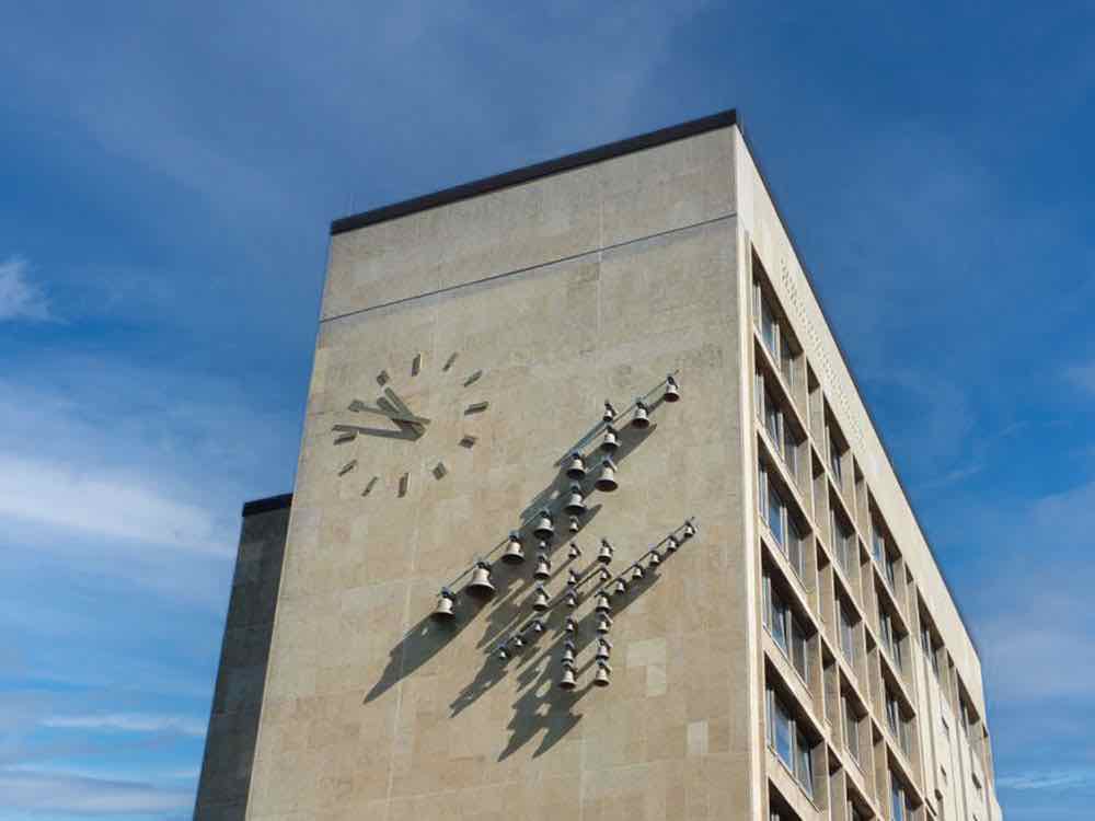 Angesagt in Gütersloh, traditionelle Volkslieder seit 1971 auf dem Glockenspiel am Rathaus Angesagt in Gütersloh, traditionelle Volkslieder seit 1971 auf dem Glockenspiel am Rathaus