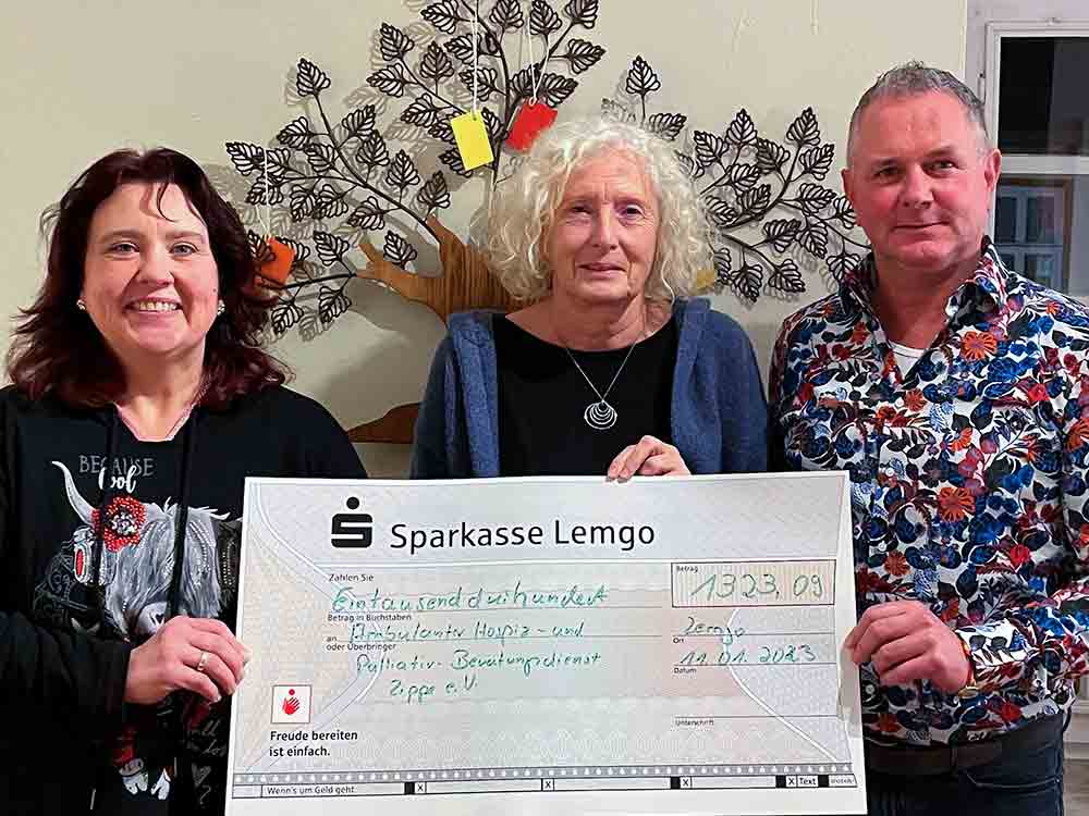 Antonio Ugia, Nikolausumzug und Versteigerungen, Spendenscheck für den Ambulanten Kinderhospizdienst und Palliativ Beratungsdienst Lippe Antonio Ugia, Nikolausumzug und Versteigerungen, Spendenscheck für den Ambulanten Kinderhospizdienst und Palliativ Beratungsdienst Lippe