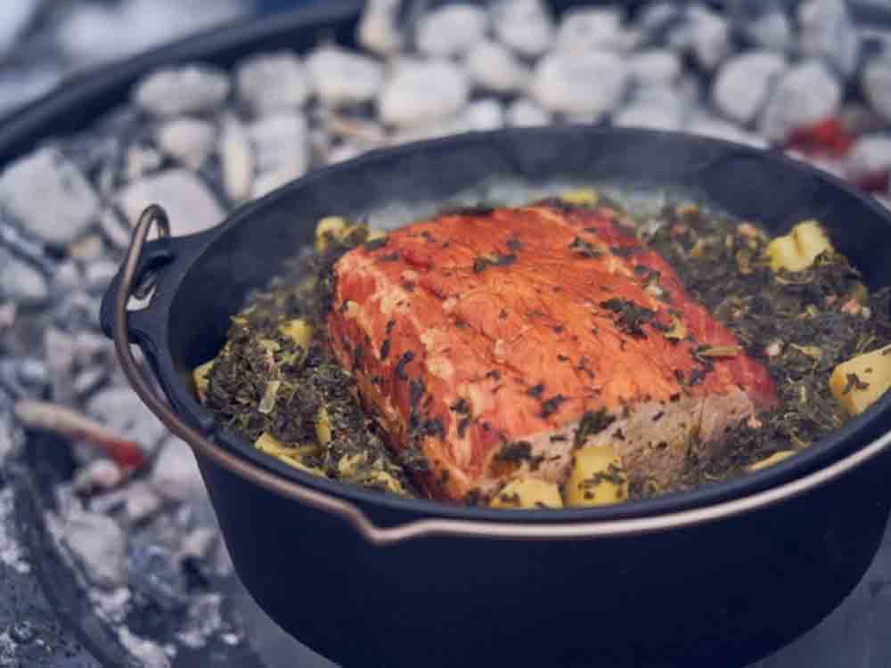 Grillsaison ist immer, mit Pro Fagus auch im Winter genussvoll grillen, Rezept für Grünkohl und Kassler aus dem Dutch Oven, Granatapfelpunsch Grillsaison ist immer, mit Pro Fagus auch im Winter genussvoll grillen, Rezept für Grünkohl und Kassler aus dem Dutch Oven, Granatapfelpunsch