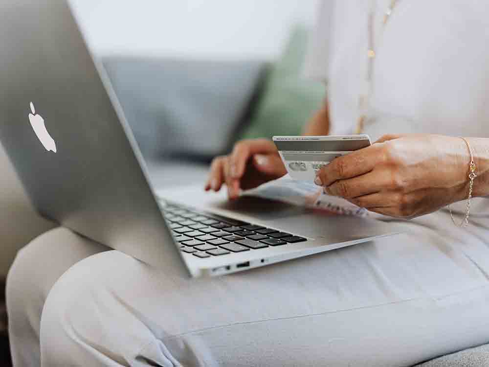 Live Shopping Studie: Mehrheit der Deutschen offen für Online Kauf Events, Marktpotential für Mode und Kosmetikartikel riesig Live Shopping Studie: Mehrheit der Deutschen offen für Online Kauf Events, Marktpotential für Mode und Kosmetikartikel riesig