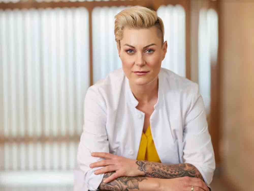 »Doc Caro« ab sofort exklusiv bei Vox im Einsatz, Deutschlands bekannteste Notärztin Dr. Carola Holzner wechselt zu RTL Deutschland »Doc Caro« ab sofort exklusiv bei Vox im Einsatz, Deutschlands bekannteste Notärztin Dr. Carola Holzner wechselt zu RTL Deutschland