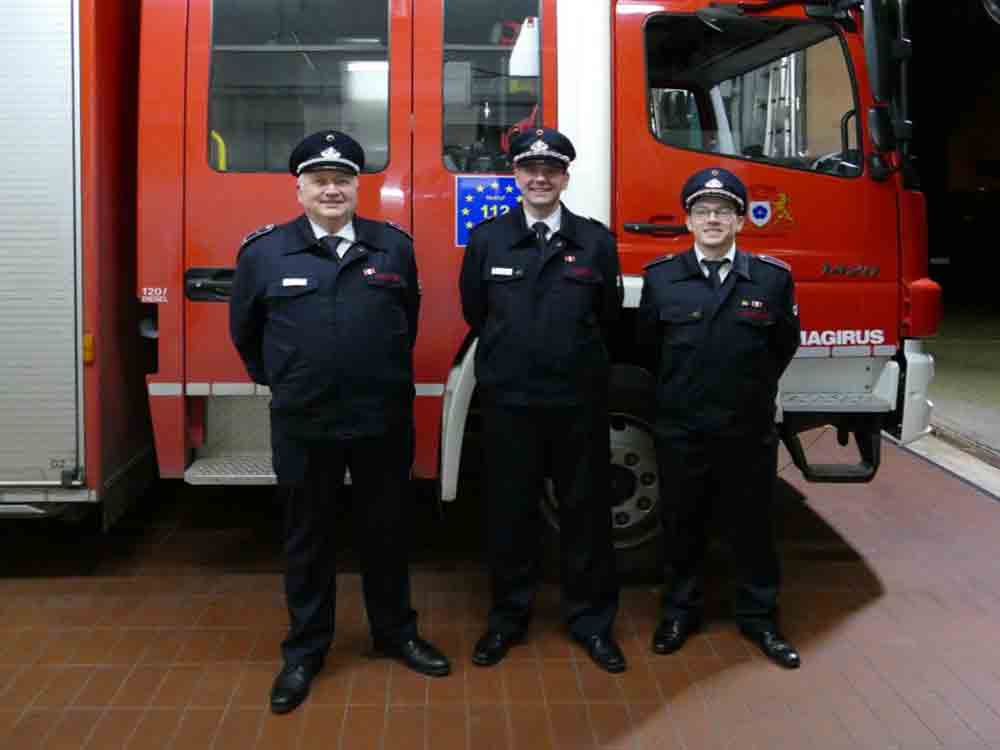 Die Jüngeren treten in die erste Reihe, Feuerwehr Lemgo hat neue Löschgruppenführer und Löschzugführer Die Jüngeren treten in die erste Reihe, Feuerwehr Lemgo hat neue Löschgruppenführer und Löschzugführer