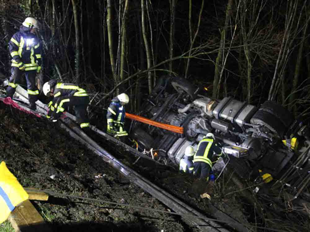 Freiwillige Feuerwehr Bad Salzuflen: 40 Tonner stürzt metertief Böschung hinunter, Truck mit starken Seilwinden gesichert, Autobahn 2 für Stunden gesperrt Freiwillige Feuerwehr Bad Salzuflen: 40 Tonner stürzt metertief Böschung hinunter, Truck mit starken Seilwinden gesichert, Autobahn 2 für Stunden gesperrt