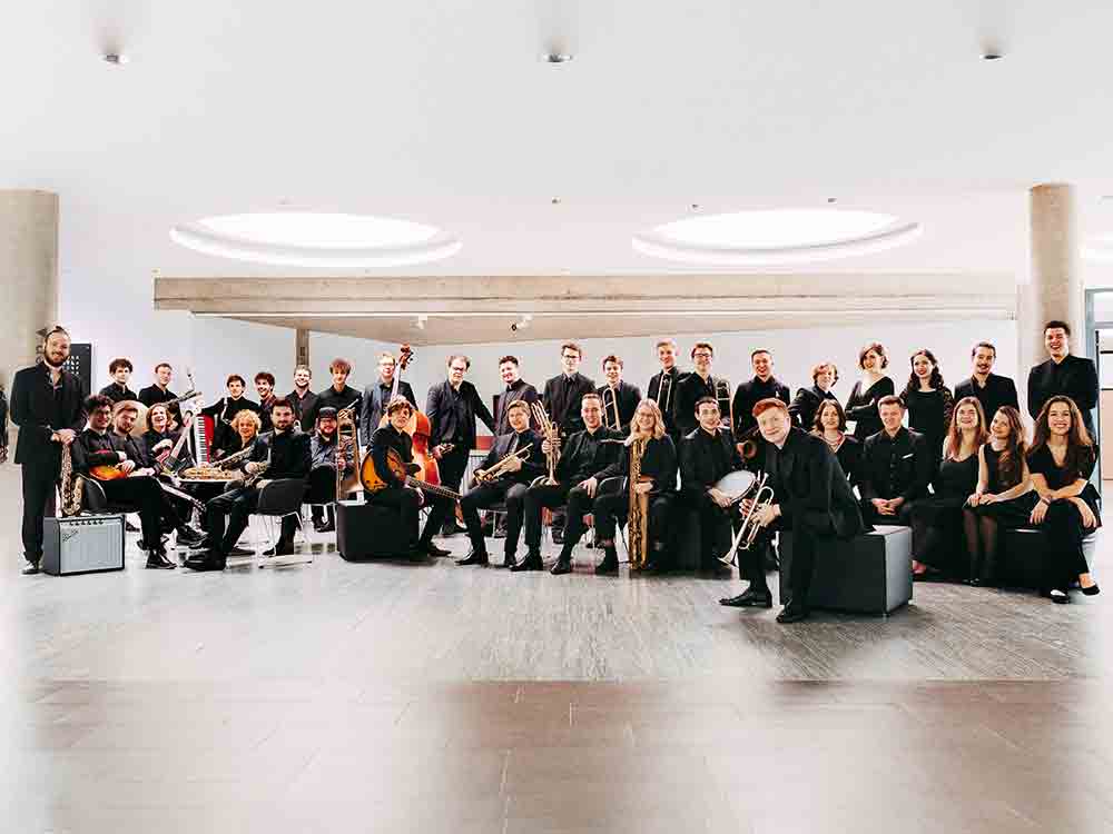 Bielefeld, Zukunftsmusik: Bundesjazzorchester am 12. März 2023 in der Rudolf Oetker Halle, Nachwuchsmusiker präsentieren Ergebnisse des 4. »BuJazzO« Kompositionswettbewerbs Bielefeld, Zukunftsmusik: Bundesjazzorchester am 12. März 2023 in der Rudolf Oetker Halle, Nachwuchsmusiker präsentieren Ergebnisse des 4. »BuJazzO« Kompositionswettbewerbs