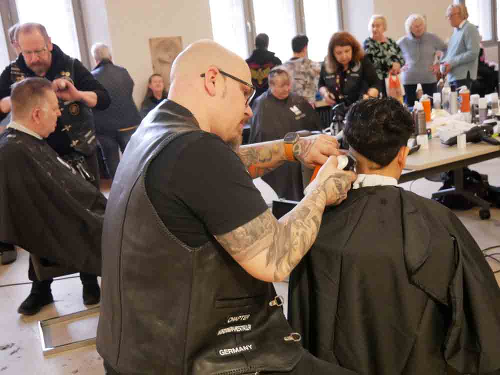 Barber Angels erstmals in Lemgo, im Rathaus bekommen mehr als 50 Bedürftige kostenlos einen Haarschnitt Barber Angels erstmals in Lemgo, im Rathaus bekommen mehr als 50 Bedürftige kostenlos einen Haarschnitt