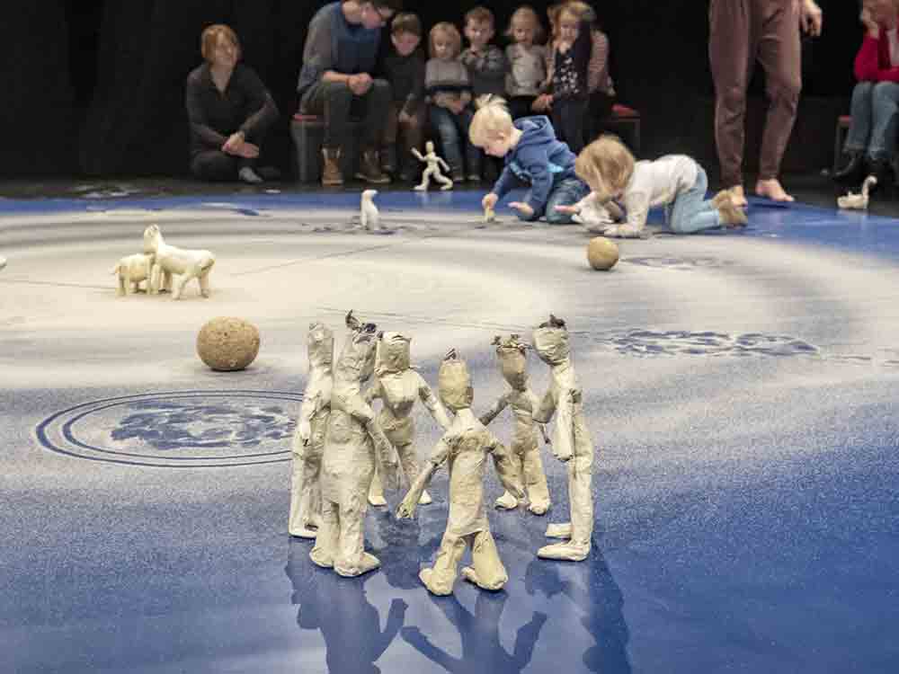 Lippstadt, »Kreise«, Theater für die Allerkleinsten ab 2 Jahren, Objekttheater und Meditation vom Helios Theater Hamm Lippstadt, »Kreise«, Theater für die Allerkleinsten ab 2 Jahren, Objekttheater und Meditation vom Helios Theater Hamm
