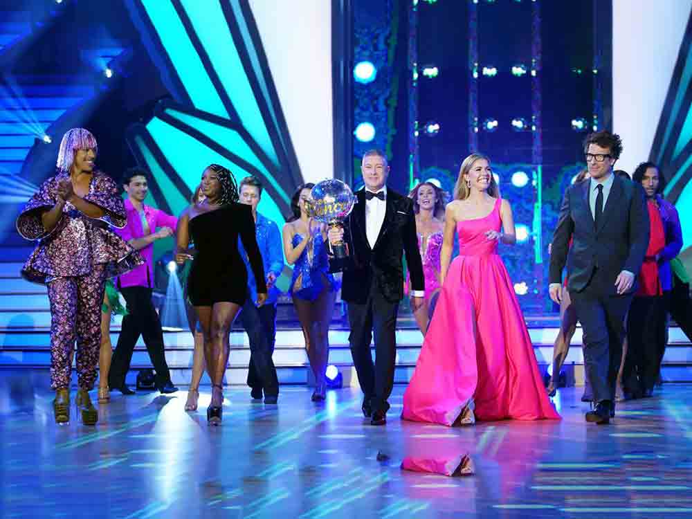 Erfolgreich die Tanzfläche eröffnet, »Let’s Dance« ist mit der Kennenlernshow die Nummer 1 des Tages und begeistert 3,97 Millionen Zuschauer Erfolgreich die Tanzfläche eröffnet, »Let’s Dance« ist mit der Kennenlernshow die Nummer 1 des Tages und begeistert 3,97 Millionen Zuschauer