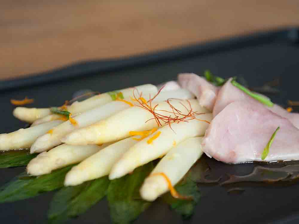 Rezepte für Gütersloh, Spargel und Fisch, Spargel mit lauwarmem Schwertfischsashimi und Orangen Estragon Butter Rezepte für Gütersloh, Spargel und Fisch, Spargel mit lauwarmem Schwertfischsashimi und Orangen Estragon Butter