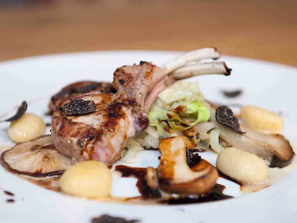 Rezepte für Gütersloh, Frischlingskoteletts mit Spitzkohl und Pilzen, Maronencreme mit karamellisierter Williams Christ Birne Rezepte für Gütersloh, Frischlingskoteletts mit Spitzkohl und Pilzen, Maronencreme mit karamellisierter Williams Christ Birne