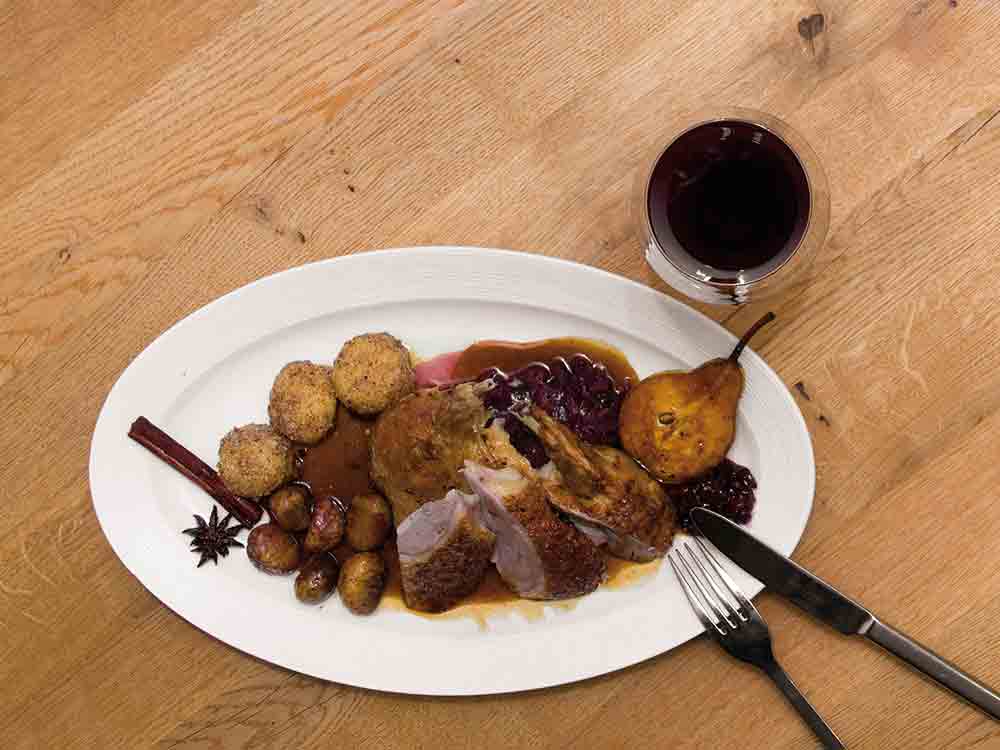 Rezepte für Gütersloh, Ente gut, alles gut, festlicher, gefüllter Entenbraten mit Rotkohl, Klößen und einer halben Birne Rezepte für Gütersloh, Ente gut, alles gut, festlicher, gefüllter Entenbraten mit Rotkohl, Klößen und einer halben Birne