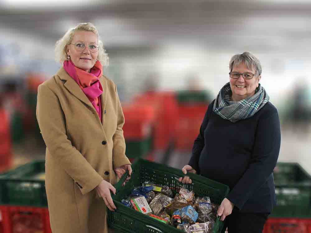 Gütersloh, GEG spendet 1.500 Euro an die Gütersloher Tafel, Erlöse aus Weihnachtstombola 2022 aufgestockt