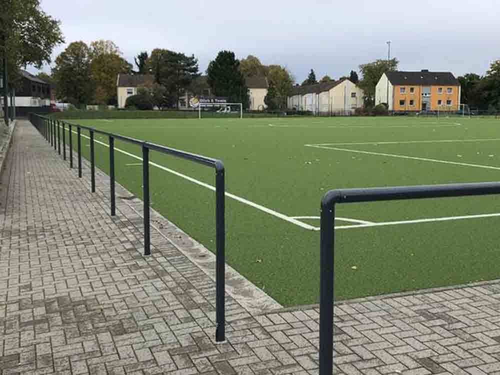 Kunstrasenplätze: Weniger Mikroplastik im Umfeld von Sportanlagen ist das Ziel, Fraunhofer Institut für Umwelt, Sicherheits und Energietechnik UMSICHT Kunstrasenplätze: Weniger Mikroplastik im Umfeld von Sportanlagen ist das Ziel, Fraunhofer Institut für Umwelt, Sicherheits und Energietechnik UMSICHT