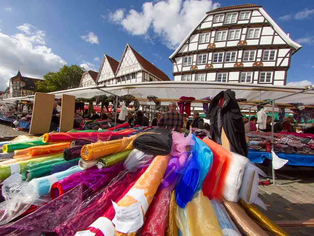 Deutsch holländischer Stoffmarkt in Frühlingslaune, Stoffe in Hülle und Fülle am 19. März 2023 in der Soester Altstadt Deutsch holländischer Stoffmarkt in Frühlingslaune, Stoffe in Hülle und Fülle am 19. März 2023 in der Soester Altstadt