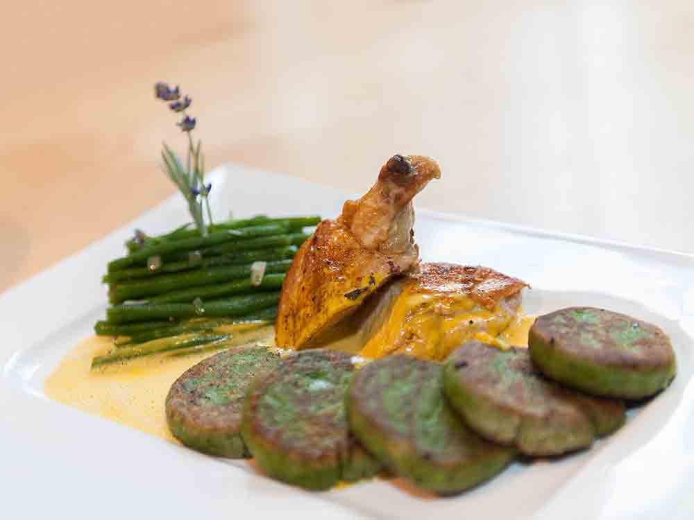Rezepte für Gütersloh, (un-)typisch westfälisch, Maispoulardenbrust auf Kürbisschaumsauce mit Pinzessbohnen und Schinkenkartoffelplätzchen Rezepte für Gütersloh, (un-)typisch westfälisch, Maispoulardenbrust auf Kürbisschaumsauce mit Pinzessbohnen und Schinkenkartoffelplätzchen