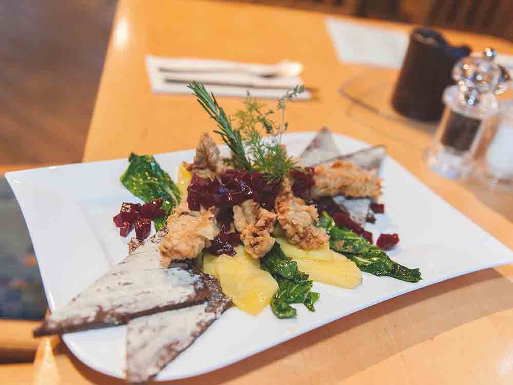 Rezepte für Gütersloh, (un-)typisch westfälisch, Matjes im Fuhrmann’s Bierteig auf Senfkohl Ananasgemüse mit sautierten Rote Bete Würfeln und gebuttertem Pumpernickel Rezepte für Gütersloh, (un-)typisch westfälisch, Matjes im Fuhrmann’s Bierteig auf Senfkohl Ananasgemüse mit sautierten Rote Bete Würfeln und gebuttertem Pumpernickel