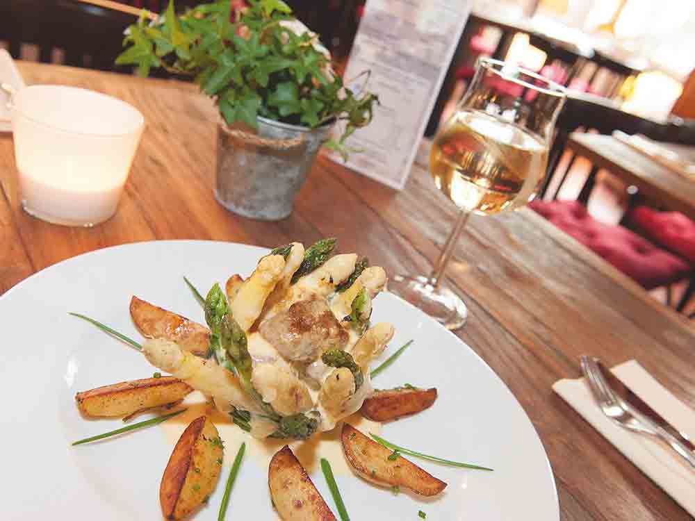 Rezepte für Gütersloh, gratiniertes Schweinefilet mit gebratenem Spargel und Schnittlauchkartoffeln