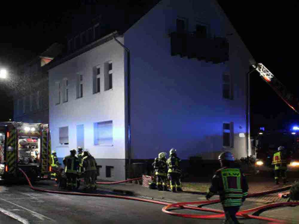 Freiwillige Feuerwehr Bad Salzuflen, Dachstuhlbrand beschäftigt Feuerwehr am Bad Salzufler Gröchteweg Freiwillige Feuerwehr Bad Salzuflen, Dachstuhlbrand beschäftigt Feuerwehr am Bad Salzufler Gröchteweg