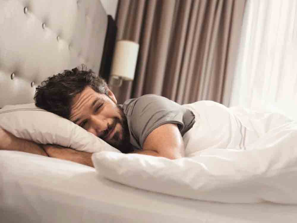 Deutsche sehnen sich nach erholsamer Nachtruhe, wollen aber weder auf Handy und Fernseher im Schlafzimmer noch auf ein üppiges Essen am Abend verzichten Deutsche sehnen sich nach erholsamer Nachtruhe, wollen aber weder auf Handy und Fernseher im Schlafzimmer noch auf ein üppiges Essen am Abend verzichten