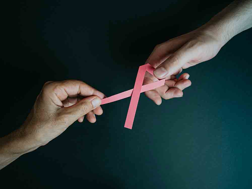 Brustkrebs kann auch Männer treffen, jährlich erkranken circa 700 Männer an Brustkrebs, Diagnose und Behandlung verlaufen ähnlich wie bei Frauen Brustkrebs kann auch Männer treffen, jährlich erkranken circa 700 Männer an Brustkrebs, Diagnose und Behandlung verlaufen ähnlich wie bei Frauen