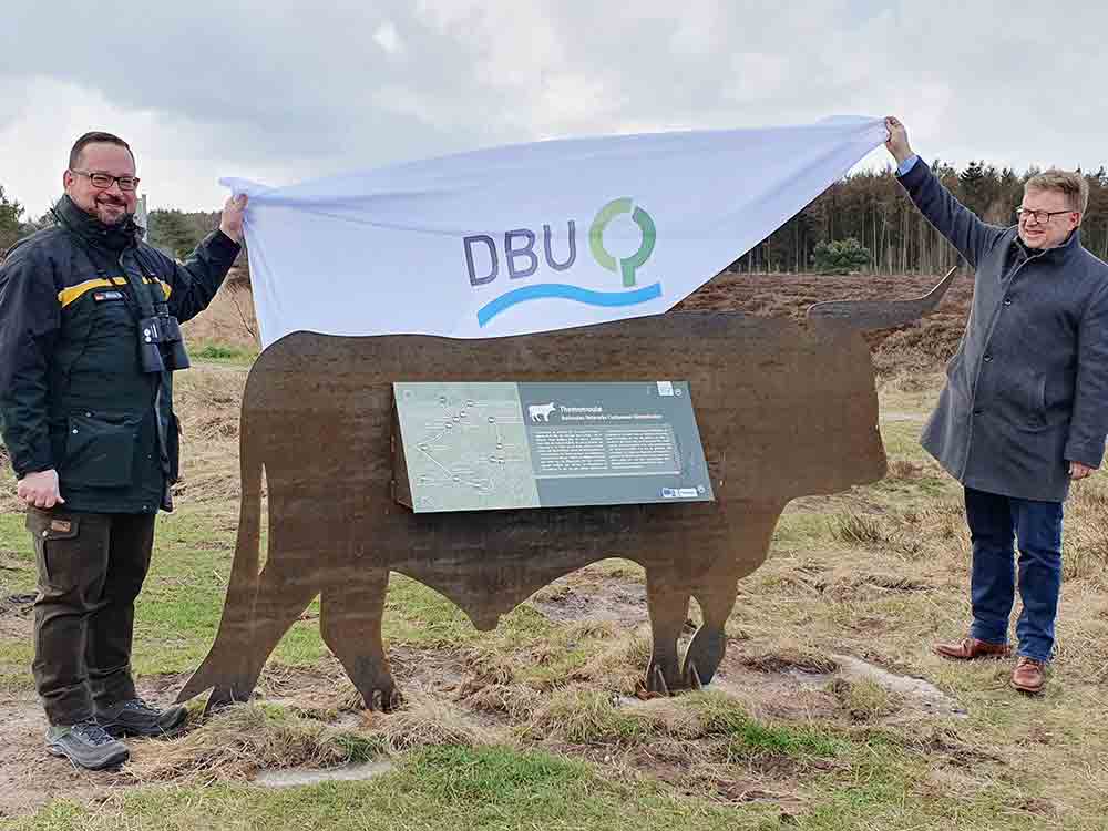 DBU Naturerbe und Stadt Cuxhaven weihen neue Wegebeschilderung und Informationsbeschilderung in den Cuxhavener Küstenheiden ein DBU Naturerbe und Stadt Cuxhaven weihen neue Wegebeschilderung und Informationsbeschilderung in den Cuxhavener Küstenheiden ein