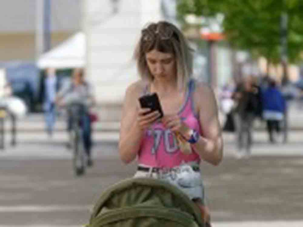 »Handy Eltern«: Emotionale Intelligenz leidet, Kinder suchen die Aufmerksamkeit von Erwachsenen und sollten dabei nicht enttäuscht werden »Handy Eltern«: Emotionale Intelligenz leidet, Kinder suchen die Aufmerksamkeit von Erwachsenen und sollten dabei nicht enttäuscht werden
