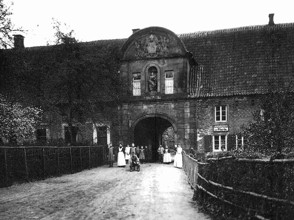 Klosterpforte Marienfeld, das Hotel feiert seinen 70. Geburtstag, Wunschbrunnen inklusive Klosterpforte Marienfeld, das Hotel feiert seinen 70. Geburtstag, Wunschbrunnen inklusive