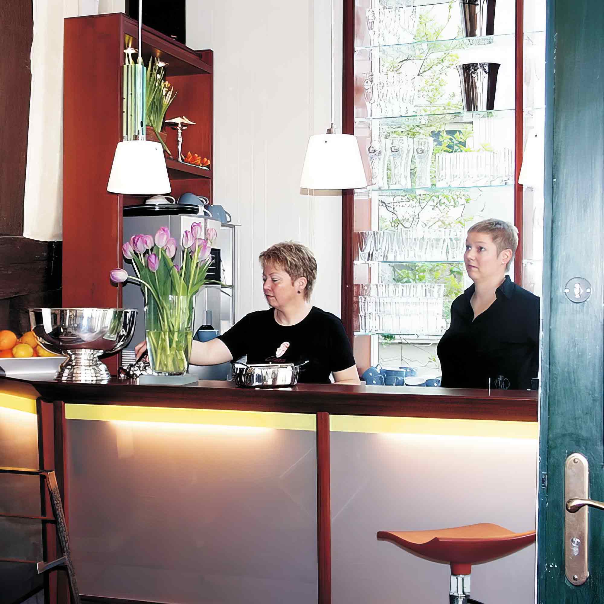 KWS History: Stadtgeschichte Gütersloh – Neueröffnung Café Bar »Ancora«, April 2003
