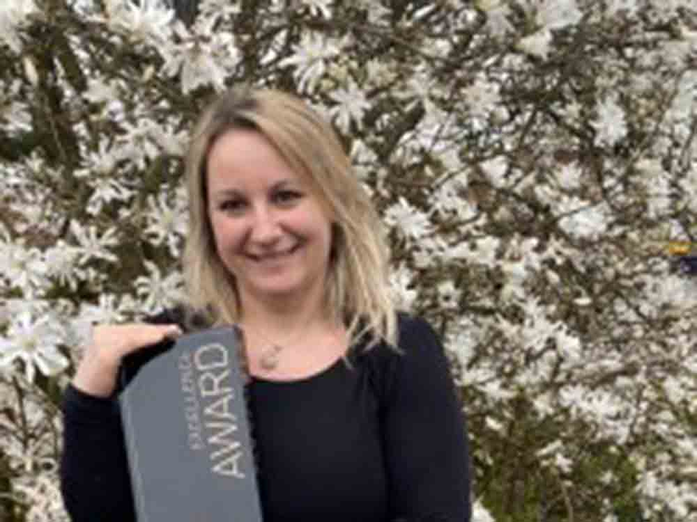 Putzfrau für die Seele rockt die Bühne, Susanne Sander, Illertisserin erhält Award beim Internationalen Speaker Slam Putzfrau für die Seele rockt die Bühne, Susanne Sander, Illertisserin erhält Award beim Internationalen Speaker Slam
