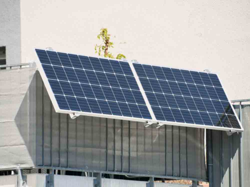 Nutzung von Solarenergie an Balkon und Garage erleichtern, Verbraucherzentrale NRW fordert rasche Vereinfachungen für Installation von Steckersolarmodulen Nutzung von Solarenergie an Balkon und Garage erleichtern, Verbraucherzentrale NRW fordert rasche Vereinfachungen für Installation von Steckersolarmodulen