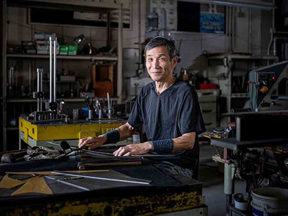 Mazda Stories: der Meister des Metalls, Takumi Meister Yutaka Kawano kreiert metallische Formen mit künstlerischer Ausdruckskraft Mazda Stories: der Meister des Metalls, Takumi Meister Yutaka Kawano kreiert metallische Formen mit künstlerischer Ausdruckskraft