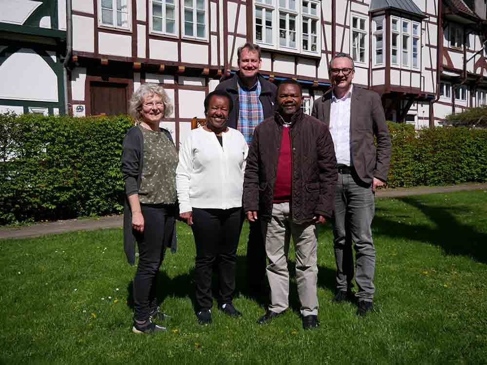 Gäste aus Nairobi im Lemgoer Rathaus, Martin und Josphine Guchu betreiben eine Schule für arme Kinder in Kenia Gäste aus Nairobi im Lemgoer Rathaus, Martin und Josphine Guchu betreiben eine Schule für arme Kinder in Kenia