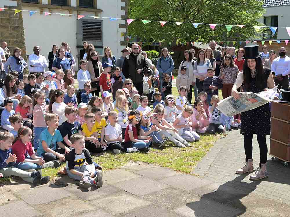 Gütersloh, Kindertageseinrichtung Liebfrauen feiert 60 jähriges Bestehen, Zaubershow und jede Menge Spaß bestimmten den sonnigen Nachmittag Gütersloh, Kindertageseinrichtung Liebfrauen feiert 60 jähriges Bestehen, Zaubershow und jede Menge Spaß bestimmten den sonnigen Nachmittag