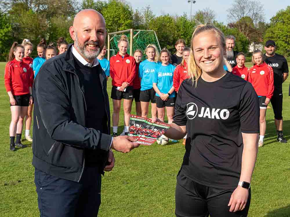 Henning Matthes zu Gast beim FSV Training, Stadtverwaltung Gütersloh unterstützt den Losverkauf zur Förderung des Mädchen und Frauenfußballs Henning Matthes zu Gast beim FSV Training, Stadtverwaltung Gütersloh unterstützt den Losverkauf zur Förderung des Mädchen und Frauenfußballs