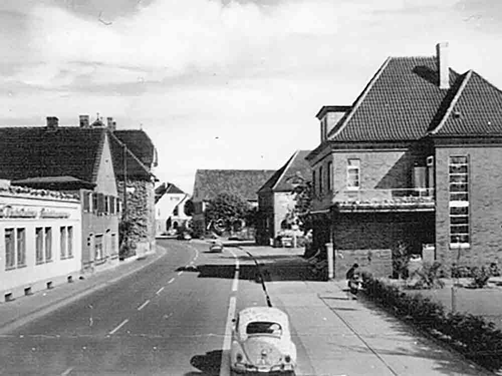 Sonntagsführung am 4. Juni 2023 in Herzebrock Clarholz, von Motoröl bis Fleischsalat, die B 64 in Herzebrock gestern und heute Sonntagsführung am 4. Juni 2023 in Herzebrock Clarholz, von Motoröl bis Fleischsalat, die B 64 in Herzebrock gestern und heute