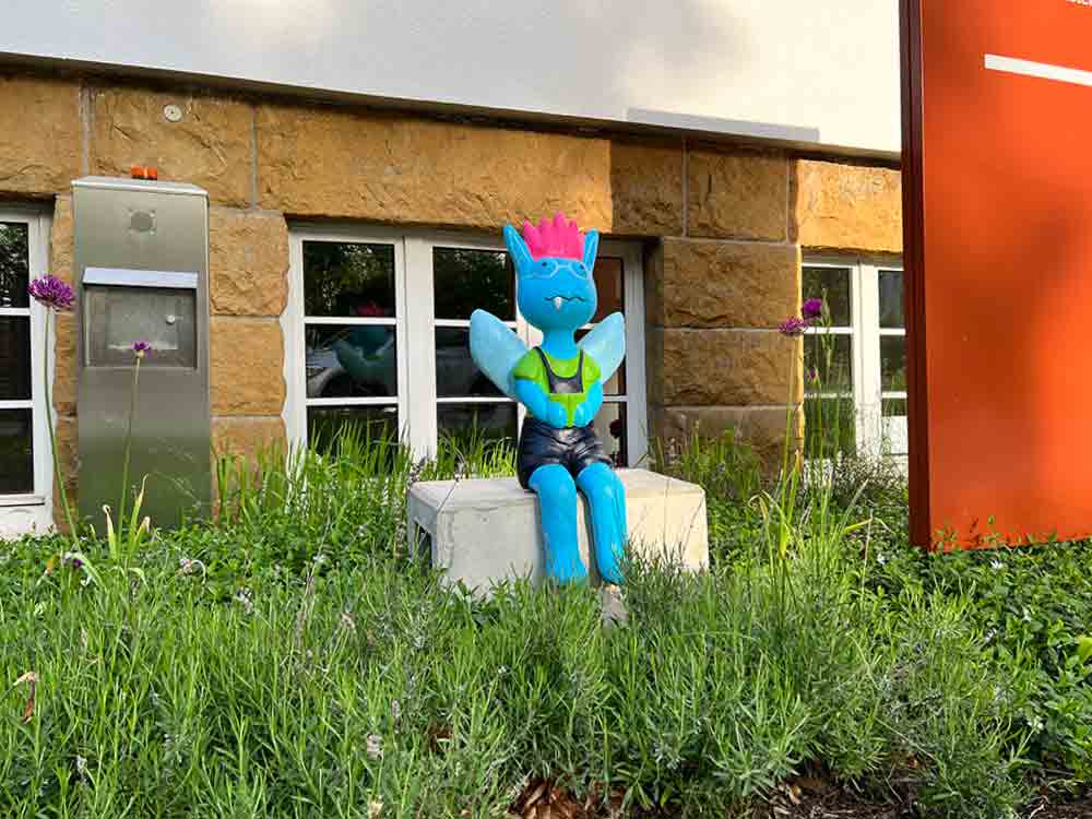 Gütersloh, »Kulturi«, der geflügelte, blaue Fantasy Kultur Vampir Punk ;-) erscheint an neuem Standort Gütersloh, »Kulturi«, der geflügelte, blaue Fantasy Kultur Vampir Punk ;-) erscheint an neuem Standort