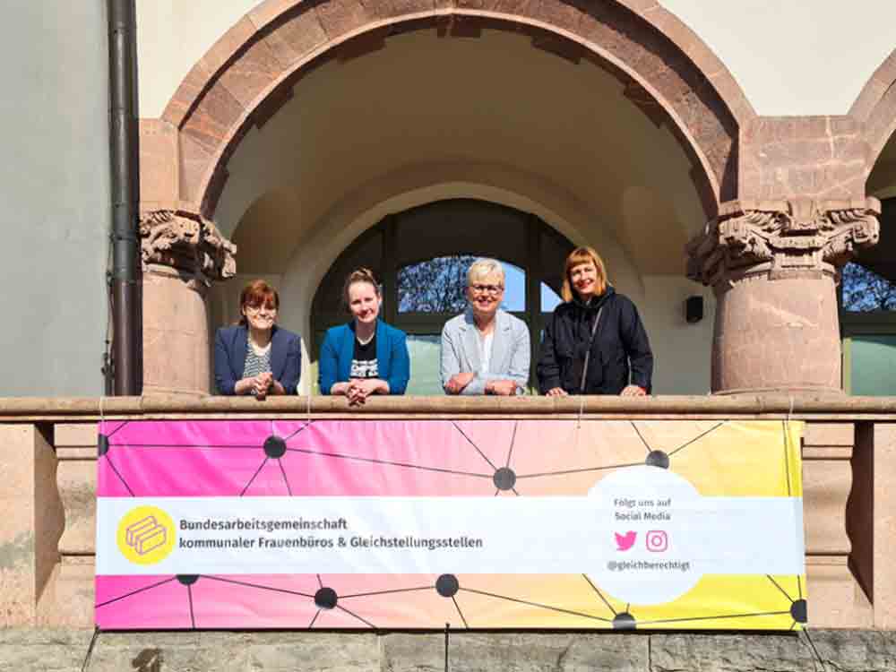 Frauenbeauftragte Deutschlands fordern mehr Geld für Gewaltprävention, mehr weibliche Politik und bessere Schwangerenversorgung Frauenbeauftragte Deutschlands fordern mehr Geld für Gewaltprävention, mehr weibliche Politik und bessere Schwangerenversorgung