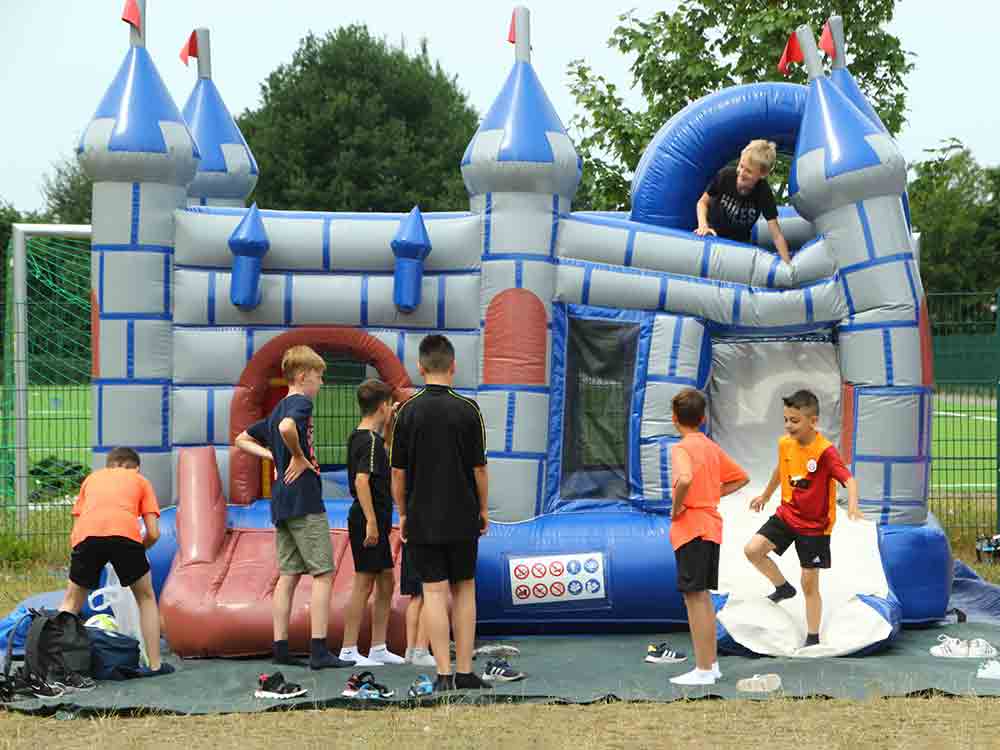 Fußball in Gütersloh, Jugendfest am Pfingstmontag 2023 im Sportzentrum Süd, FC Gütersloh