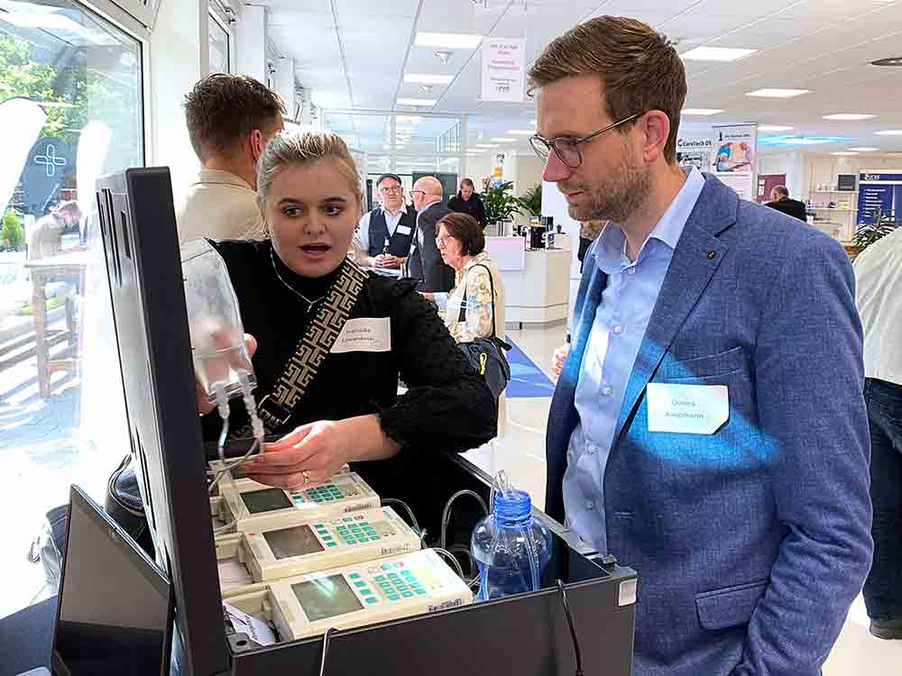 Netzwerkveranstaltung »Innovation.Gesundheit.OWL«: Neue Ideen und Chancen der Zusammenarbeit im Gesundheitsbereich Netzwerkveranstaltung »Innovation.Gesundheit.OWL«: Neue Ideen und Chancen der Zusammenarbeit im Gesundheitsbereich