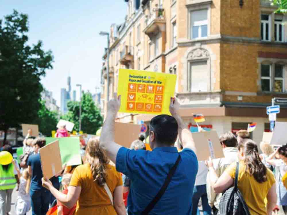 Mehr als 300 Besucher nehmen an der Art for Peace Veranstaltung am 27. Mai 2023 in Frankfurt teil Mehr als 300 Besucher nehmen an der Art for Peace Veranstaltung am 27. Mai 2023 in Frankfurt teil