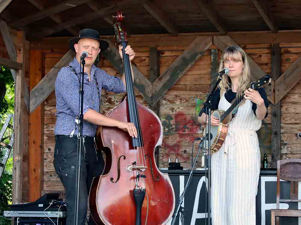 Super Sound plus Sonnenstrahlen für die Seele, Auftakt »Weltstadtmusik« im Wapelbad mit »Stereo Naked« und »Steve Crawford & Sabrina Palm« Super Sound plus Sonnenstrahlen für die Seele, Auftakt »Weltstadtmusik« im Wapelbad mit »Stereo Naked« und »Steve Crawford & Sabrina Palm«
