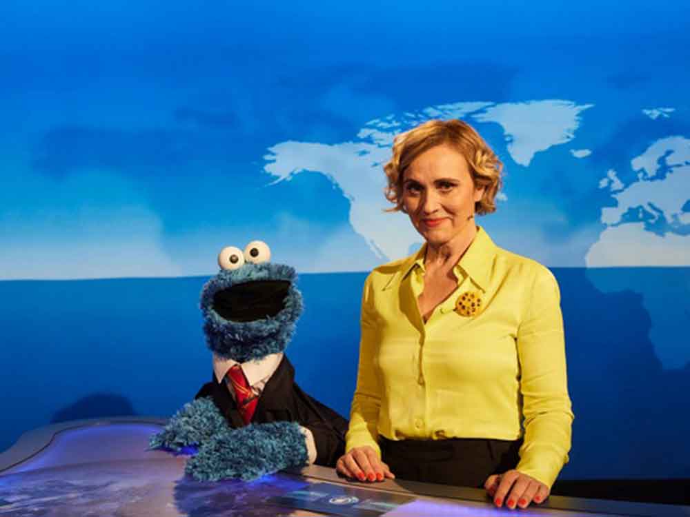 Goldener Spatz für »Tagesthemen Special: 50 Jahre Sesamstraße« mit Krümelmonster und Caren Miosga Goldener Spatz für »Tagesthemen Special: 50 Jahre Sesamstraße« mit Krümelmonster und Caren Miosga