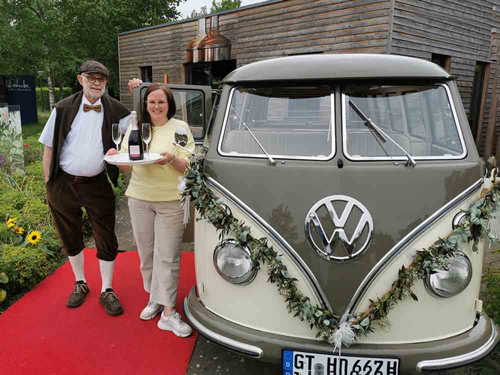 Gartenschaupark Rietberg, im »Kleinen Hans Dampf« zur Trauung im Park, Oldtimer Bulli aus dem Jahr 1966 ist die neue Attraktion Gartenschaupark Rietberg, im »Kleinen Hans Dampf« zur Trauung im Park, Oldtimer Bulli aus dem Jahr 1966 ist die neue Attraktion