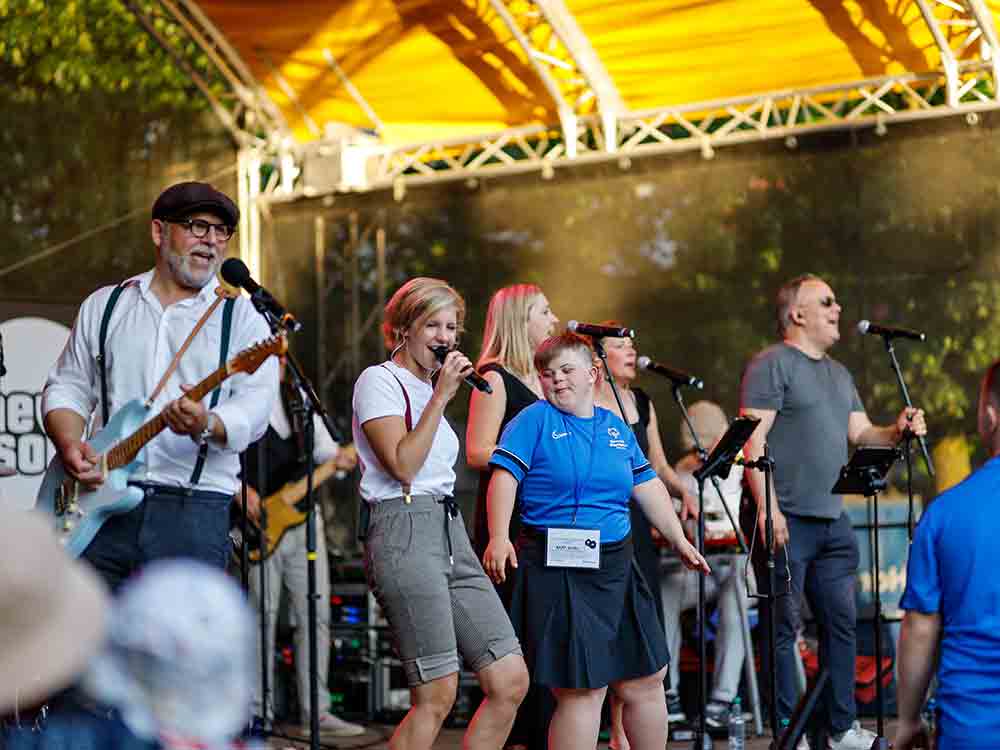 »New Soul« und estnische Special Olympics Delegation feiern mit vielen hundert Güterslohern zu Partystimmung auf dem Dreiecksplatz »New Soul« und estnische Special Olympics Delegation feiern mit vielen hundert Güterslohern zu Partystimmung auf dem Dreiecksplatz